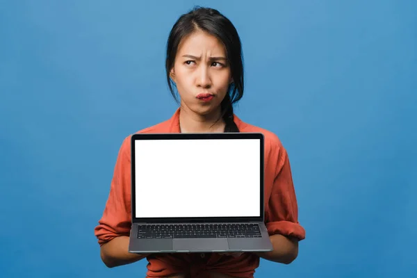 Unge Asiatiske Kvinner Viser Tom Bærbar Skjerm Med Positivt Uttrykk – stockfoto