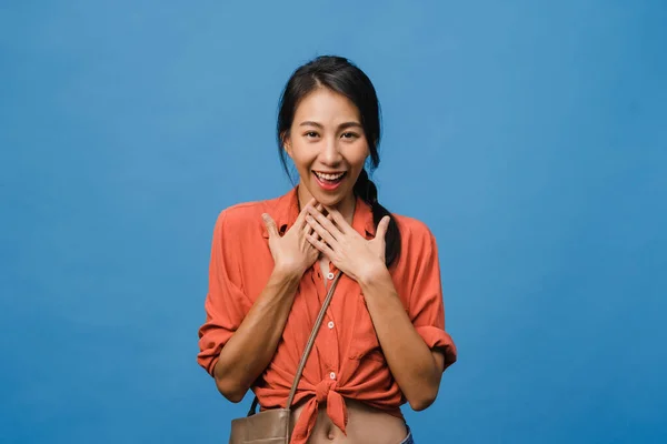 Joven Mujer Asia Con Expresión Positiva Sonrisa Amplia Vestida Con Fotos de stock libres de derechos