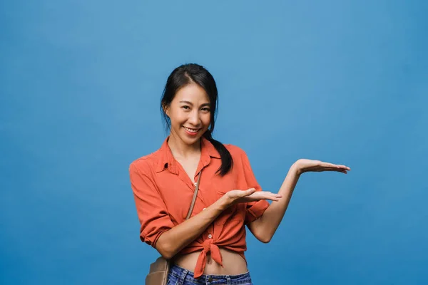 Retrato Una Joven Asiática Sonriendo Con Expresión Alegre Muestra Algo Imagen de stock