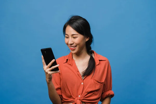 Joven Mujer Asia Usando Teléfono Con Expresión Positiva Sonríe Ampliamente Fotos de stock