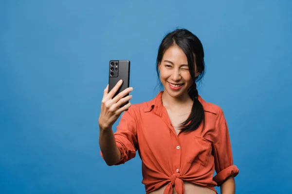Smilende Bedårende Asiatisk Kvinne Som Lager Selfifoto Smarttelefonen Med Positivt stockbilde