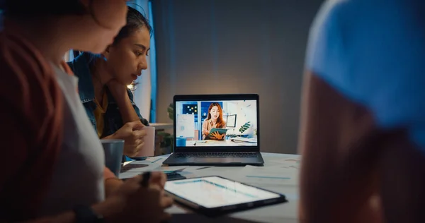 Forretningskvinner Asia Som Bruker Laptop Snakker Med Kolleger Planlegge Videotelefonmøte – stockfoto