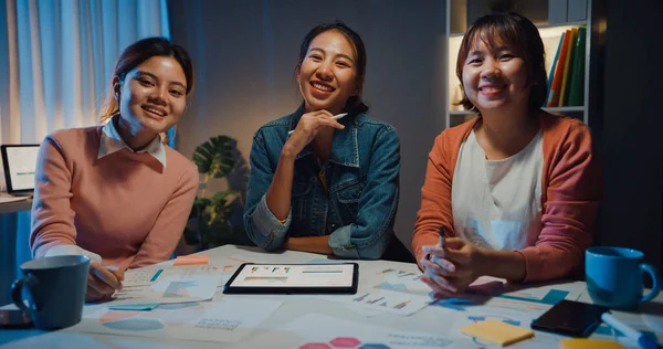 Millennial Asia Ihmiset Tapaavat Aivoriihi Ideoita Uusia Paperitöitä Projektin Kollegat — kuvapankkivalokuva