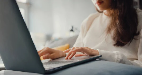 Primer Plano Freelance Asia Lady Casual Use Laptop Línea Aprender —  Fotos de Stock