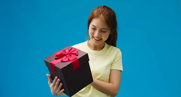 Young Asia Girl Smile Holding Opened Present Box Isolated Blue — Photo