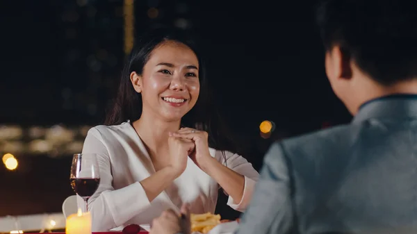 Nuori Aasialainen Pari Romanttinen Illallinen Katolla Ravintolassa Yöllä Kaupunki Onnellinen — kuvapankkivalokuva