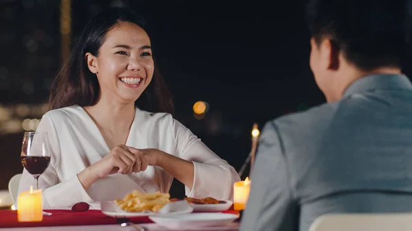Nuori Aasialainen Pari Romanttinen Illallinen Katolla Ravintolassa Yöllä Kaupunki Onnellinen — kuvapankkivalokuva