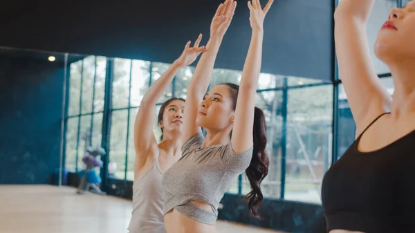 Młodzi Azjaci Atrakcyjni Ludzie Ćwiczący Jogę Instruktorem Azjatycka Grupa Kobiet — Zdjęcie stockowe