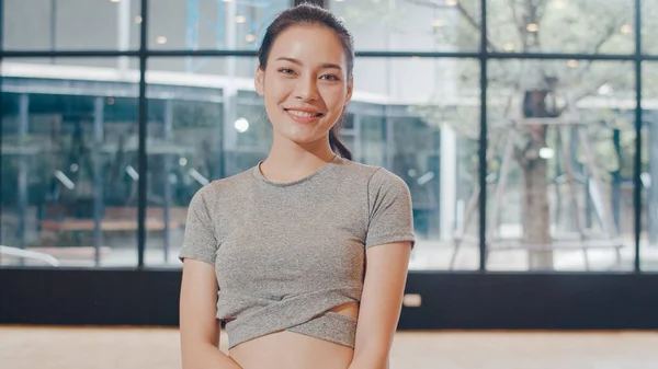 Muotokuva Aasian Japanilainen Nainen Tunne Onnellinen Hauskaa Jooga Luokassa Korealainen — kuvapankkivalokuva