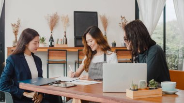 Neşeli Asyalı küçük işletme sahipleri danışman ile buluşup kafe işletme planı ve finansmanı hakkında konuşuyorlar. Genç Japon ajanı restoranda birlikte sözleşme imzalamayı düşünür..