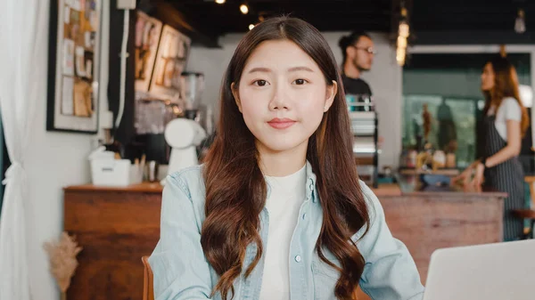 Muotokuva Nuori Aasian Freelance Nainen Herääminen Onnellinen Kahvilassa Houkutteleva Japanilainen — kuvapankkivalokuva
