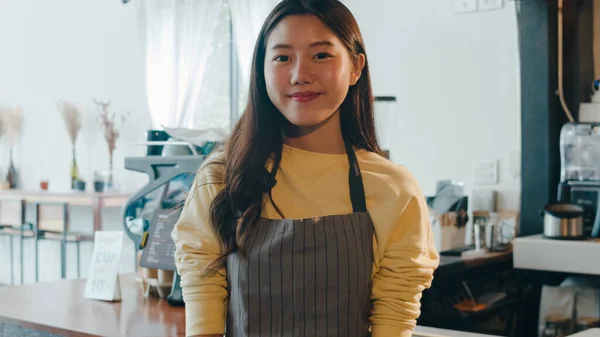 Portret Jonge Aziatische Vrouw Barista Zich Gelukkig Lachend Stedelijke Cafe — Stockfoto