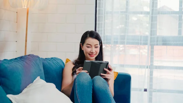 Joven Mujer Asiática Sonriente Usando Tableta Comprar Compras Línea Con —  Fotos de Stock