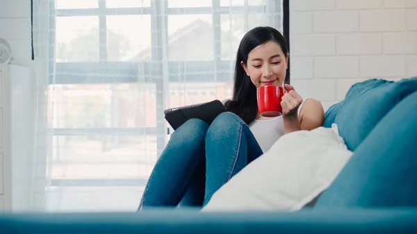 Hermosa Mujer Asiática Sonriente Atractiva Usando Tableta Que Sostiene Una —  Fotos de Stock