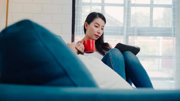 Hermosa Mujer Asiática Sonriente Atractiva Usando Tableta Que Sostiene Una —  Fotos de Stock