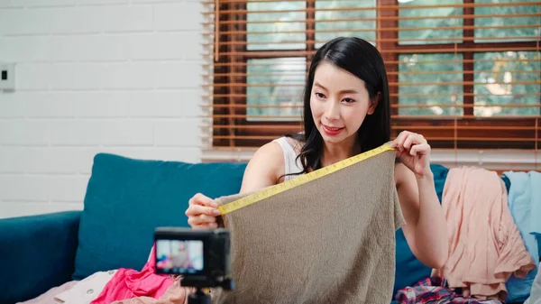 Asiatiske Stilist Motepåvirkende Kvinner Som Bruker Kamerastrømming Live Selge Klær – stockfoto
