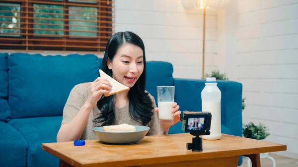 Asiatiske Innflytelsesrike Kvinner Som Bruker Kamerastrømming Opptak Vlog Video Fordelene – stockfoto