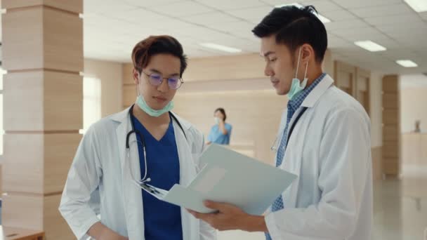 Азиатские Врачи Говорят Обсуждают Случай Пациента Больнице Азия Мужчины Врачи — стоковое видео