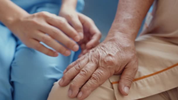 Nahaufnahme Junge Asiatische Krankenschwester Assistentin Ermutigt Pflege Ihrer Älteren Patientin — Stockvideo