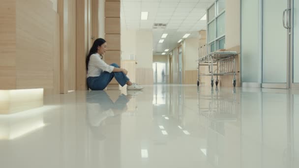 아시아의 여자는 병원에서 아버지에 의사의 있으면서 응급실 앞에서 슬프고 절망적 — 비디오