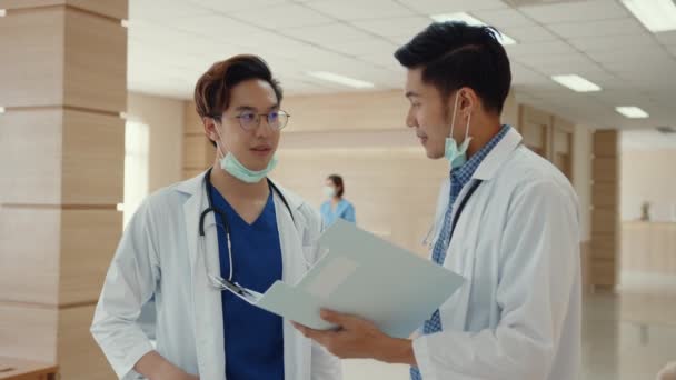 Médicos Asiáticos Hablan Discuten Sobre Caso Del Paciente Hospital Asia — Vídeo de stock