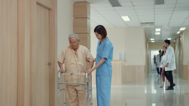 Mujer Asiática Joven Enfermera Cuidador Asistencia Animar Cuidar Paciente Mayor — Vídeo de stock