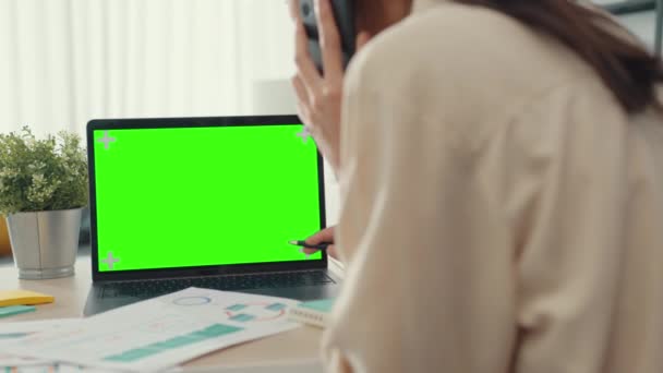 年轻的亚洲女商人在客厅聪明地从家里工作的同时 用带有空白绿色屏幕的智能手机进行广告文字的模拟展示 色谱关键技术 营销设计理念 — 图库视频影像