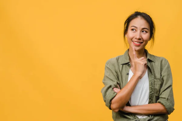 Portrett Ung Asiatisk Dame Med Positivt Uttrykk Krysset Arm Smil – stockfoto