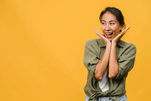 Portrett Ung Asiatisk Dame Med Positivt Uttrykk Bredt Smilende Kledd – stockfoto