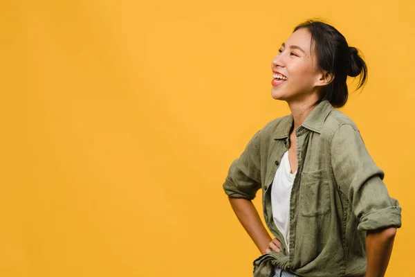 Nuoren Aasian Naisen Muotokuva Jolla Positiivinen Ilme Hymyile Laajasti Pukeutunut — kuvapankkivalokuva