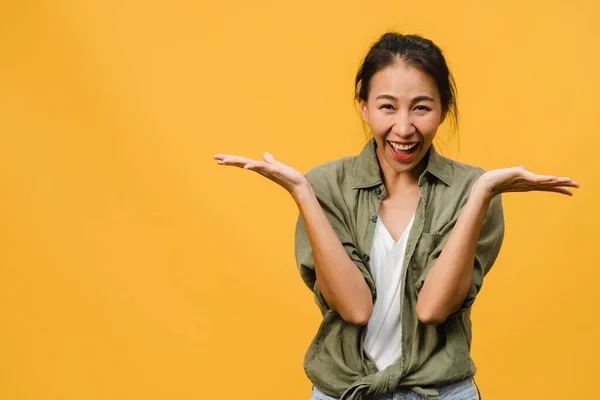 Unge Asiatiske Kvinner Føler Glede Med Positivt Uttrykk Glad Funky – stockfoto