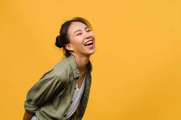 Portret Van Jonge Aziatische Dame Met Positieve Uitdrukking Brede Glimlach — Stockfoto