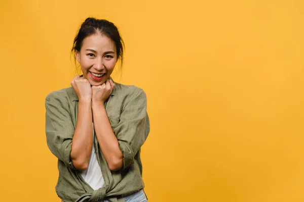 Unge Asiatiske Kvinner Med Positivt Uttrykk Smiler Bredt Kler Seg – stockfoto