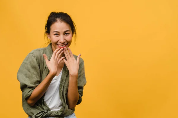 Nuori Aasian Nainen Jolla Positiivinen Ilme Hymyile Laajasti Pukeutunut Rentoihin — kuvapankkivalokuva
