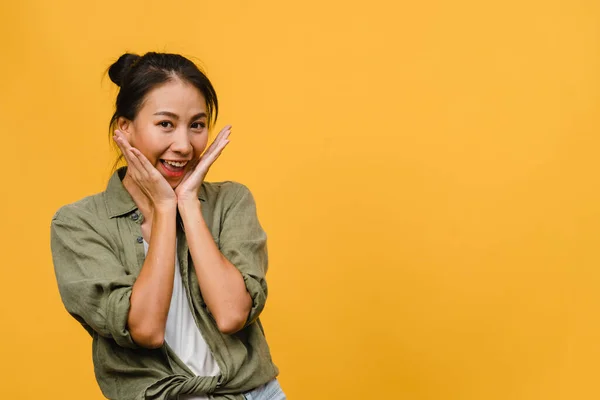 Unge Asiatiske Kvinner Med Positivt Uttrykk Smiler Bredt Kler Seg – stockfoto