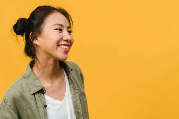 Portrett Ung Asiatisk Dame Med Positivt Uttrykk Bredt Smilende Kledd – stockfoto