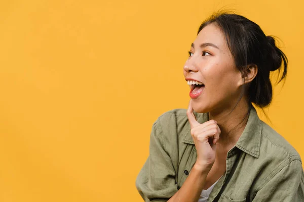 Portrett Ung Asiatisk Dame Med Positivt Uttrykk Bredt Smilende Kledd – stockfoto