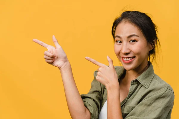 Portrett Ung Asiatisk Dame Som Smiler Med Muntert Uttrykk Viser – stockfoto