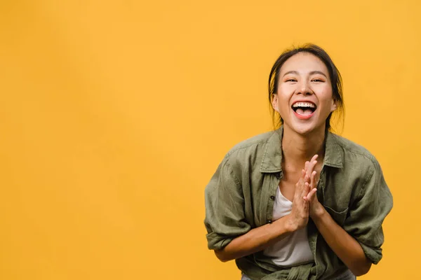 Joven Mujer Asia Con Expresión Positiva Sonrisa Amplia Vestida Con Fotos de stock libres de derechos