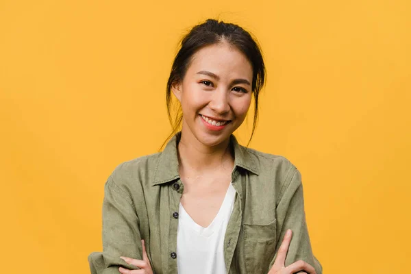 Retrato Una Joven Asiática Con Expresión Positiva Brazos Cruzados Sonrisa Imágenes de stock libres de derechos