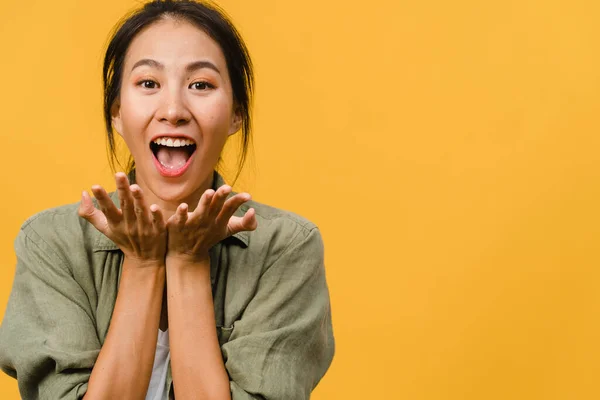 Unge Asiatiske Kvinner Føler Glede Med Positivt Uttrykk Glad Funky royaltyfrie gratis stockbilder