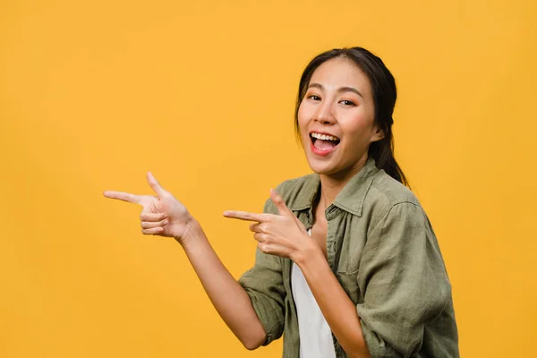Muotokuva Nuori Aasialainen Nainen Hymyilee Iloinen Ilme Näyttää Jotain Hämmästyttävää — kuvapankkivalokuva