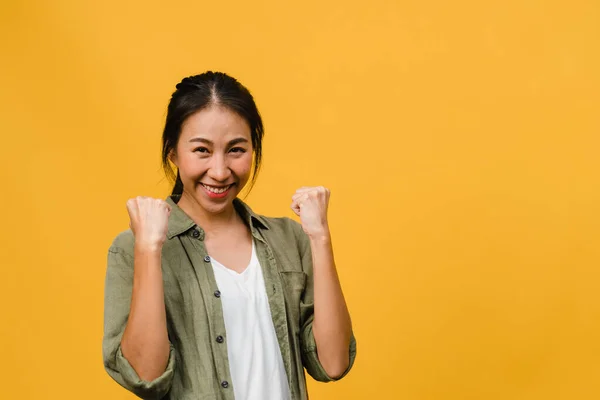 Unge Asiatiske Kvinner Med Positivt Uttrykk Glade Spennende Kledd Løse – stockfoto