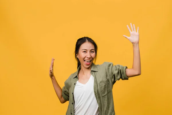 Unge Asiatiske Kvinner Med Positivt Uttrykk Glade Spennende Kledd Løse – stockfoto