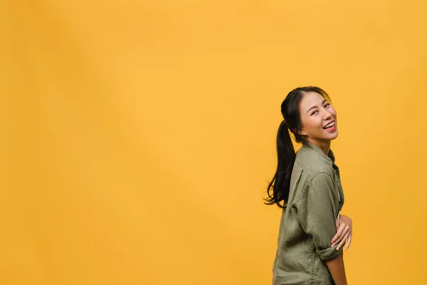 긍정적 표현을 아시아 여성의 초상화 웃으며 평상복을 행복하고 여인은 성공을 — 스톡 사진
