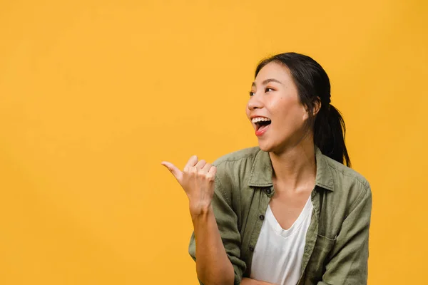 Portrett Ung Asiatisk Dame Som Smiler Med Muntert Uttrykk Viser – stockfoto