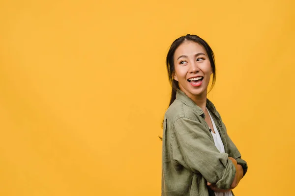 Portrett Ung Asiatisk Dame Med Positivt Uttrykk Krysset Arm Smil – stockfoto