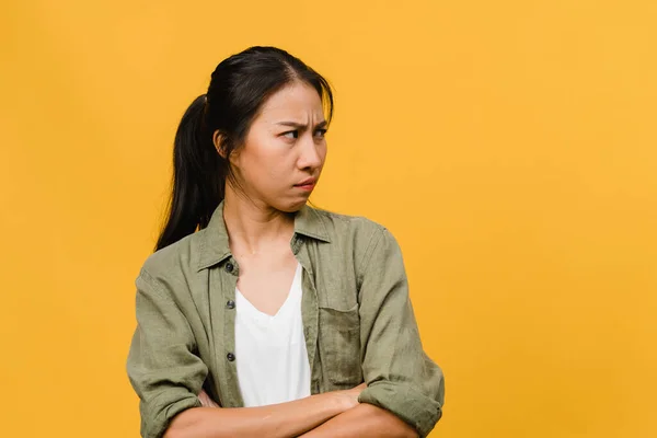 Portrett Ung Asiatisk Dame Med Negativt Uttrykk Opphisset Skrikende Sint – stockfoto