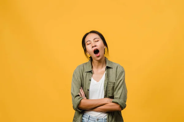 Muotokuva Nuoren Aasian Nainen Negatiivinen Ilme Kyllästynyt Haukottelu Väsynyt Peittää — kuvapankkivalokuva