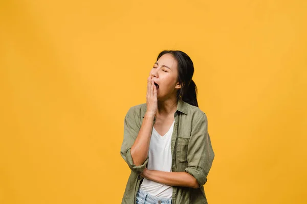 Muotokuva Nuoren Aasian Nainen Negatiivinen Ilme Kyllästynyt Haukottelu Väsynyt Peittää — kuvapankkivalokuva